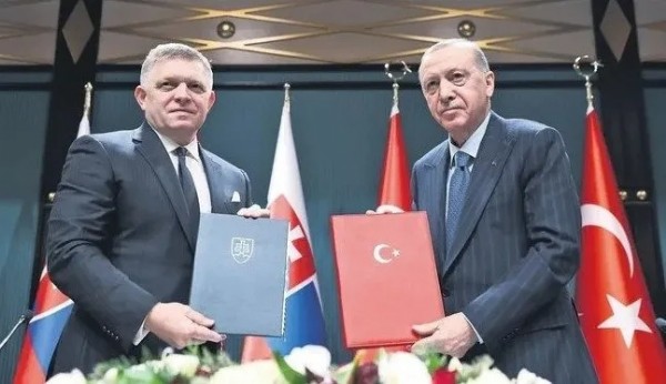 Sivas’ta iki katlı ahşap ev kül oldu